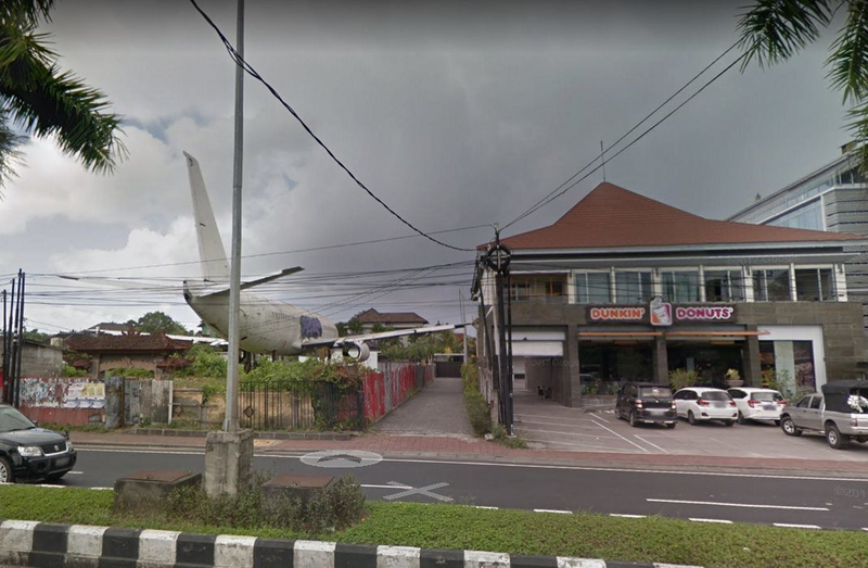 Illustration for article titled El caso del avión abandonado en Bali se complica: hay un segundo Boeing en el campo y tampoco se sabe cómo llegó allí